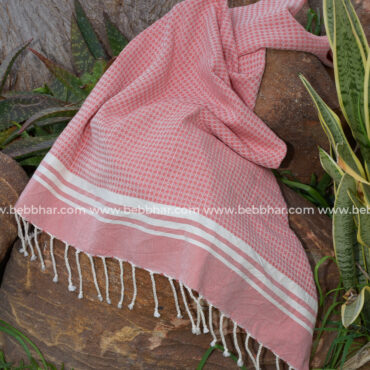 Fouta 100% coton de couleur rose incarnadin, elle est multi-usage comme serviette de plage ou de Hammam mais aussi dans la décoration comme nappe ou rideau,...